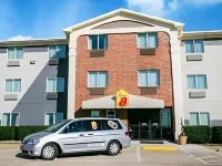 Super 8 by Wyndham Bedford DFW Airport West Hotels in Bedford