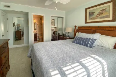 Balcony with Tennis Court View Hilton Head Condo Hotels in der Nähe von Folly Field Beach Park