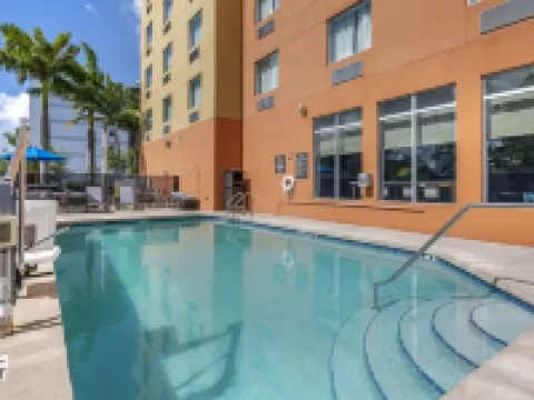 コンフォート スイーツ フォート ローダデール エアポート サウス & クルーズ ポート デイニアのホテル