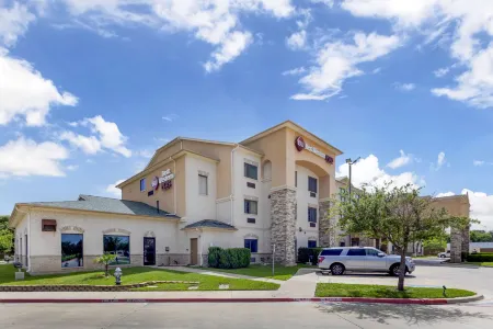 Best Western Plus Burleson Inn  Suites Отели рядом с достопримечательностью «Парк Синди»