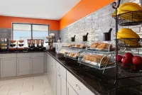 Howard Johnson by Wyndham Harrisonburg - breakfast