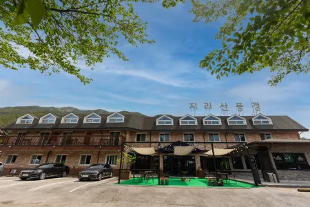 Gurae Zirisan Punggyeong Отели рядом с достопримечательностью «Gurye Sansuyu Village»