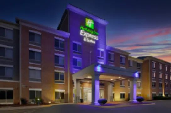 Holiday Inn Express & Suites MILWAUKEE NW – PARK PLACE by IHG