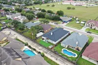 Graford by Avantstay Hot Tub, Firepit, Mini Putt Hotels near Diamond Plaza