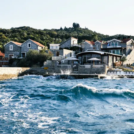 Ground floor apartment, private beach and seaview