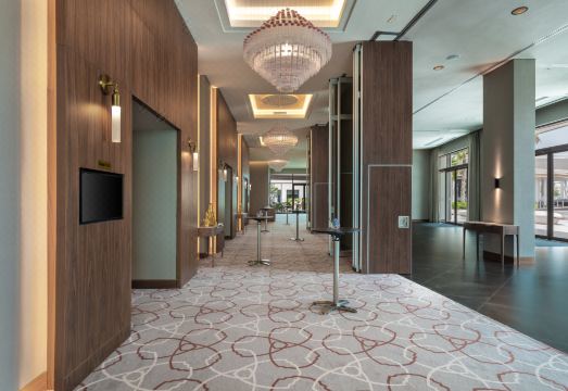 The WB Abu Dhabi Hotel의 가족 친화적인 수영장 시설