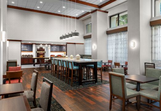 2. 햄프턴 인 & ..