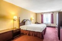 Econo Lodge Inn & Suites - parking