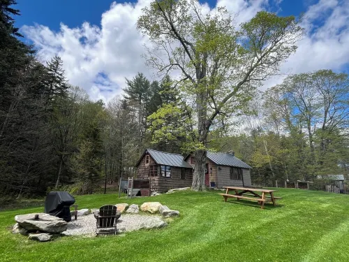 The Owls Nest-A quaint cabin in the woods of VT-Near Bromley, Magic & Stratton