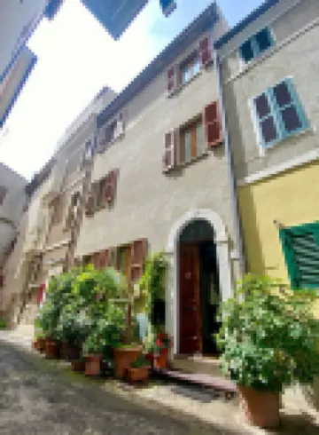 An exclusive terraced house in a very central position, 600 meters from the sea.