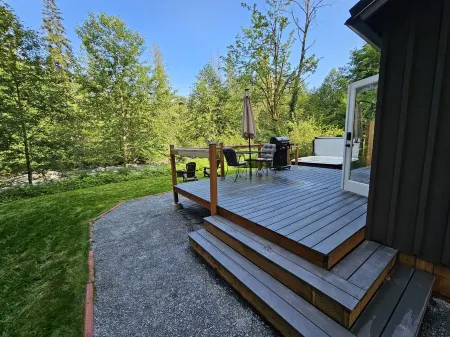 Canyon Falls Cabin.A cozy riverfront cabin located on Canyon Creek