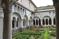 In the Heart of the Grand Luberon, a Swimming Pool, a Quiet, Comfortable Home. Hotels in Castellet