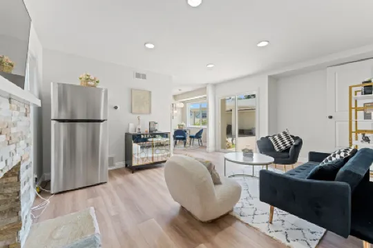 beautiful and quiet/2 beds/2baths house