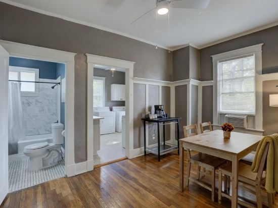 Stylish Vintage Apartment in Midtown Close to All!