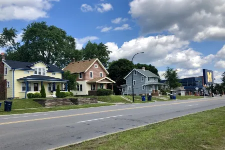 By The Big House in Ann Arbor, 3 bed/1.5 bath with parking, 1 mile to downtown Отели рядом с достопримечательностью «Taubman College of Architecture and Urban Planning»