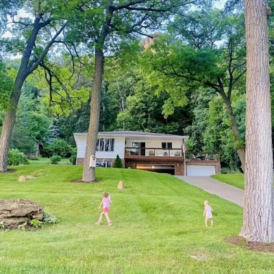 The BRD Nest Mississippi River views backdropped by majestic Minnesota bluffs - Homestays