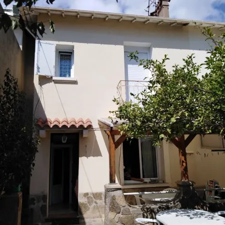 2 Bedroom Private Vacation Home in Toulon