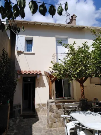 2 Bedroom Private Vacation Home in Toulon Отели рядом с достопримечательностью «National Navy Museum of Toulon»