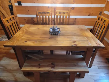 Remote, Modern, Cozy Cabin on 12 acres; Only 2.5 Miles from Traveler's Rest!