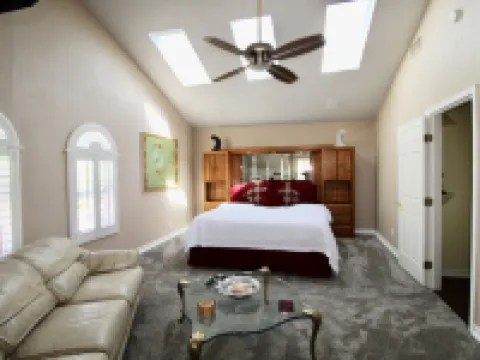 Couples Retreat with hot tub and steam room Hotels in Medina County