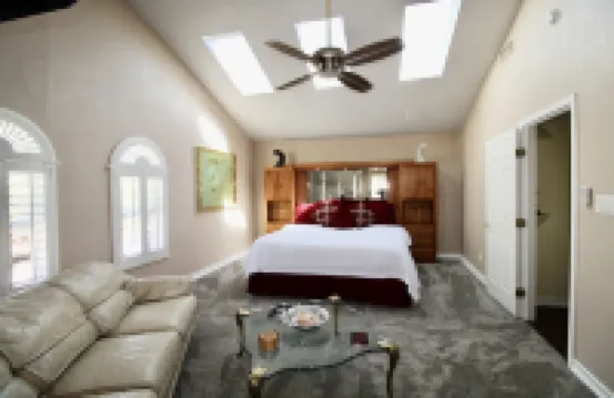 Couples Retreat with hot tub and steam room