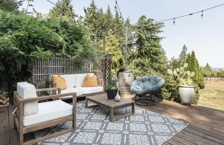 Farmhouse on wine scenic route, alpacas and hot tub. Pet friendly.