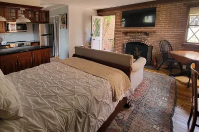 Washington Family Property, Upper Carriage House in Old Town on 107 S Lee Street
