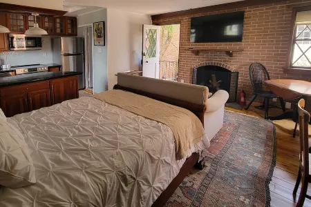 Washington Family Property, Upper Carriage House in Old Town on 107 S Lee Street Отели в г. Александрия