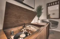 Benelo | Midcentury Modern Single-Level Home, 3 BR