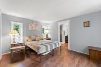 Charming 3-bedroom nestled in the country with WiFi and wooded acres in Louisa