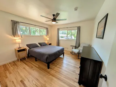 Casa Bonita - A mid-century retreat in Grand Junction! 레드 클리프 포인트 쇼핑센터 주변 호텔