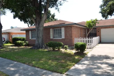 Casa de Corazon-A comfortable home with pool in a quiet neighborhood near beach. Hotels near Kapok Tree Gardens