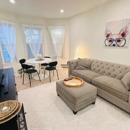Modern 2BR near subway & parking available