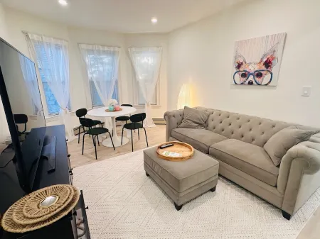 Modern 2BR near subway & parking available Отели рядом с достопримечательностью «Ассембли Роу»