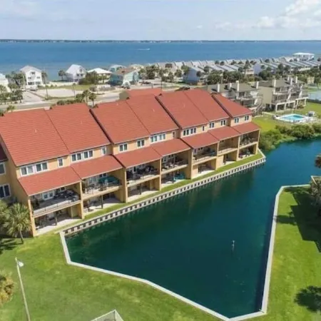 Pensacola Beach - 4 Bedrooms w/ Beach and Pool Access!