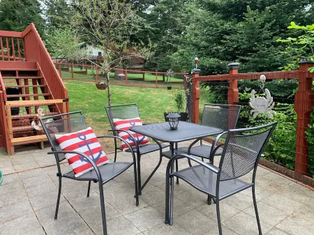 Gorgeous Property with private entry and backyard & pets welcome!