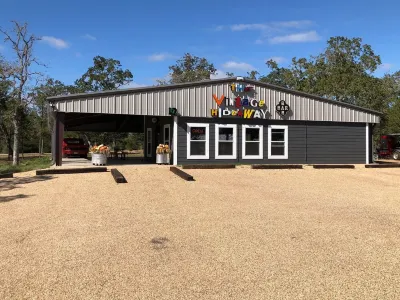 01 Lonestar - Carmine Cottage with a Country View Big Red Barn Event Center附近的飯店