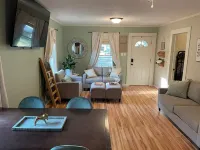 Charming & Stylish 2-bedroom house with free WiFi in Winfield Hotel di Winfield