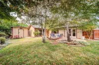 🏡 *NEW* The Artsy Abode ✨ Hot Tub ♨️ BBQ 🍖Foosball ⚽️ 레딩 호텔