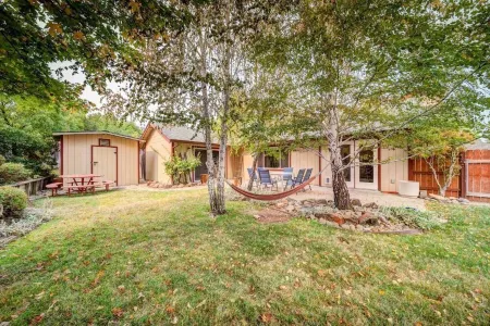 🏡 *NEW* The Artsy Abode ✨ Hot Tub ♨️ BBQ 🍖Foosball ⚽️