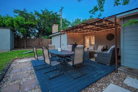 The Rustic Retreat!  With a game room & a great outdoor vibe! Отели в г. Брайан