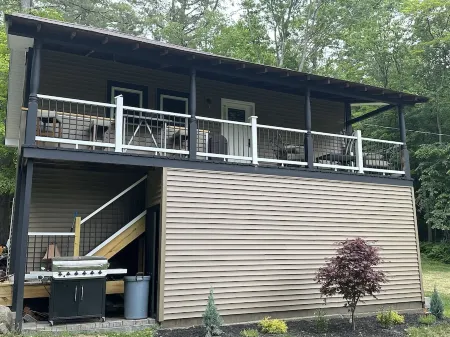 Recently renovated, country setting, short walk to town and beach