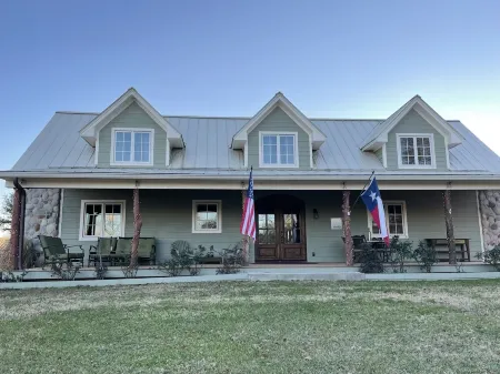 Your 12 Acre Farmhouse Retreat - Relax and Unwind by the Campfire and Pond