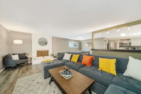 Modern Home in Reno w/PoolTable, HotTub.10 mins from Downtown!