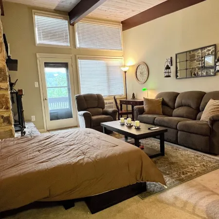 Steps to slopes at Bryce Resort! Family-sized condo with balcony and fireplace