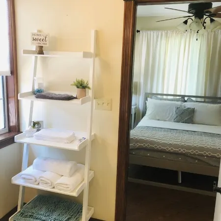*Quite & Cozy Romantic Beach Gateway for 2. Walk to the Beach, 4 mins to D-Town*