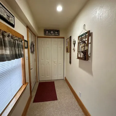 The Bear Den - Lovely 2 Bedroom 1 Bath home close to skiing, snowmobiling & more