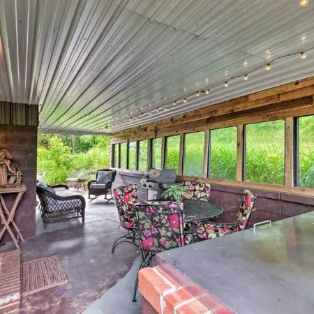 Historic Cabin in Little Switzerland w/Fire Pit-Walk to village and shops!