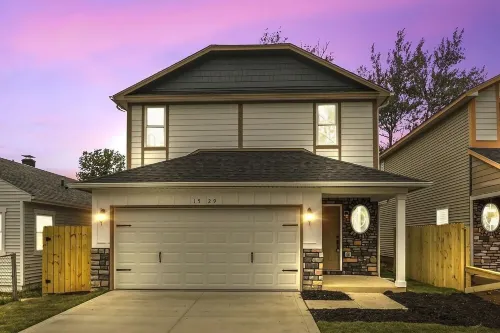 Beautiful 4 Bedroom Vacation Home in Columbus Ohio with Garage Parking