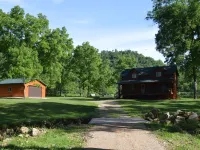 Romantic Secluded Creekside Cabin w/ Hot Tub, Private Escape Hotels in Freeman